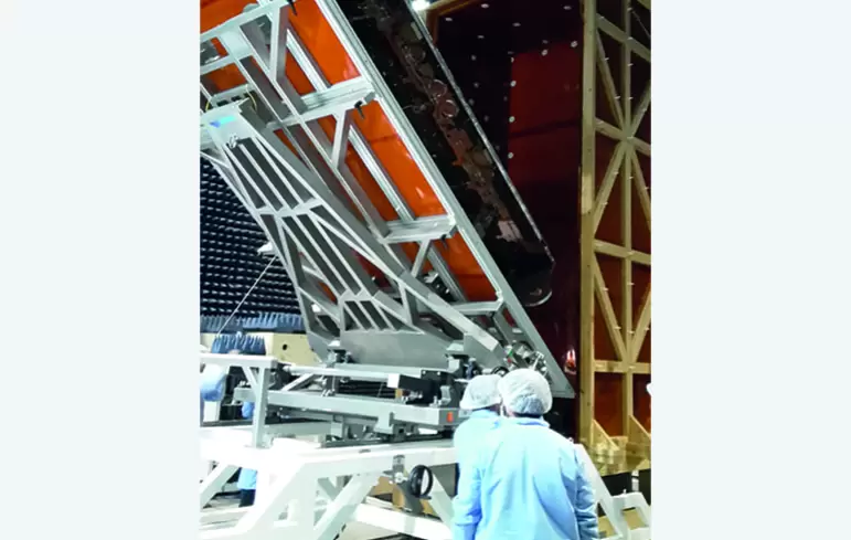 Chambers for thermal tests and radio frequency measurements on antennas